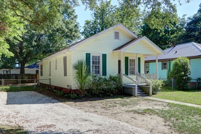 Building Photo - Renovated Three Bedroom, Two Bathroom Sing...