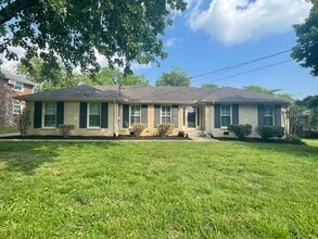 Building Photo - Hendersonville home off New Shackle!