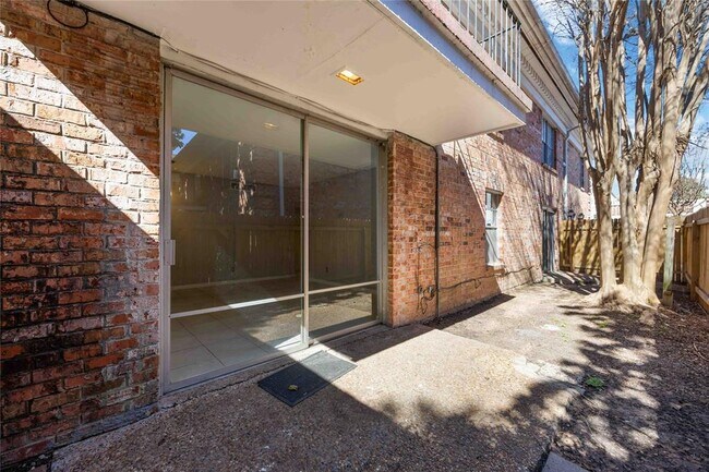 Building Photo - 2822 Briarhurst Dr