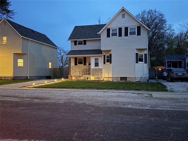 Building Photo - 115 W 6th St