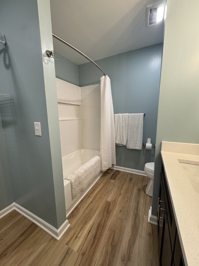 Building Photo - Completely Renovated Duplex with Garage Av...