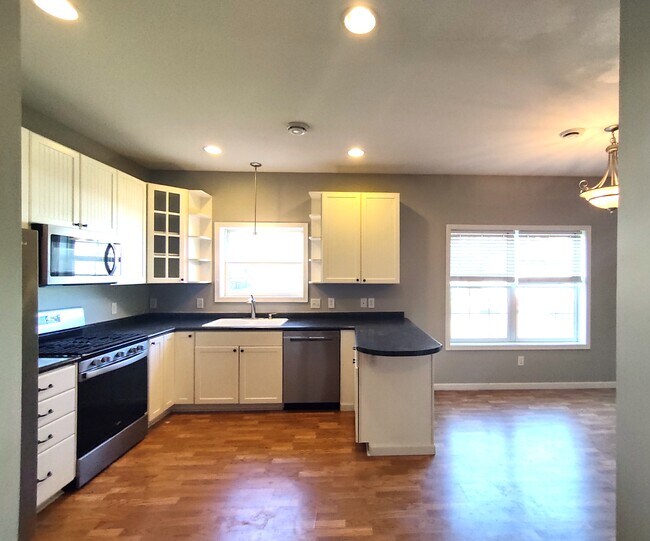 Building Photo - 5948 Oakgreen Ave N