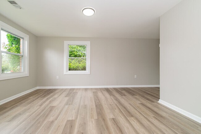 Building Photo - Newly Renovated Three Bedroom house in Par...