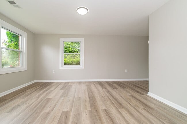 Building Photo - Three Bedroom house in Parkville