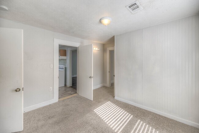 Building Photo - 204 S Pitzer St