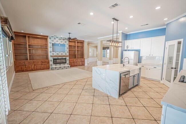 Building Photo - Single Story Pool Home for Rent in Palmdale.