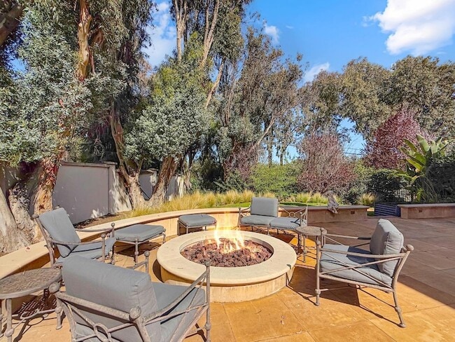 Building Photo - 1526 Hillview Dr