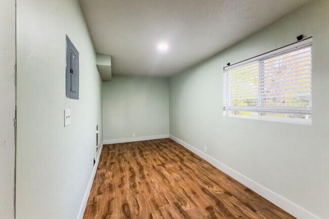 Building Photo - Central Park