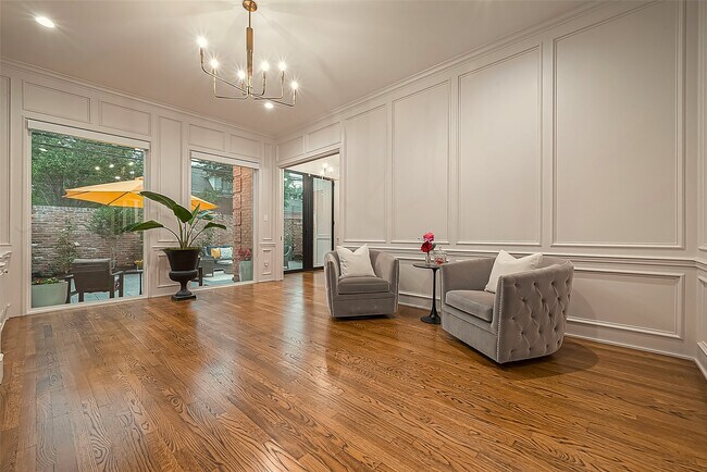 Building Photo - 983 S Post Oak Ln