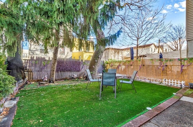 Building Photo - 396 Union St