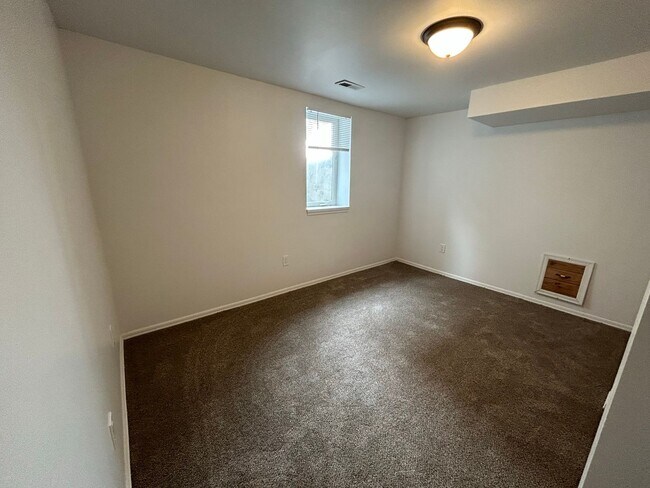 Building Photo - 803 E Mission Ave