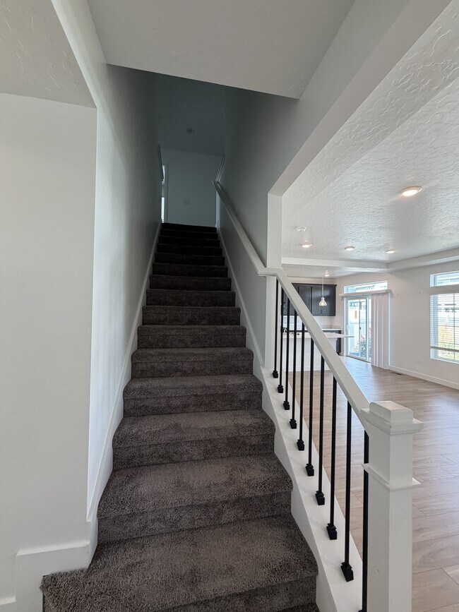 Building Photo - 4090 W Red Clover Dr