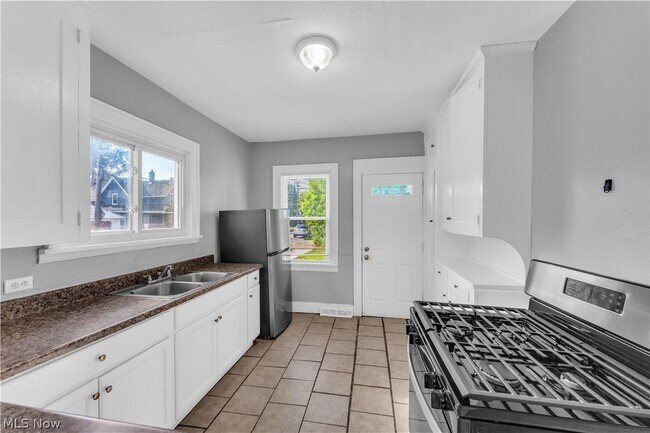 Building Photo - 3624 Archwood Ave