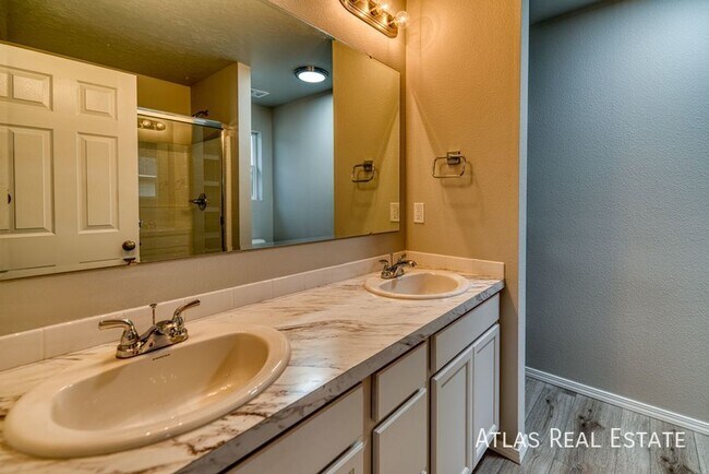 Building Photo - 4 WEEKS FREE RENT IF MOVED IN BY 4/30! Ope...
