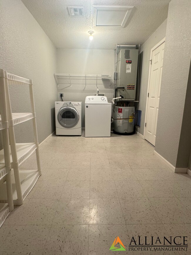 Building Photo - Town Home in West Manhattan!