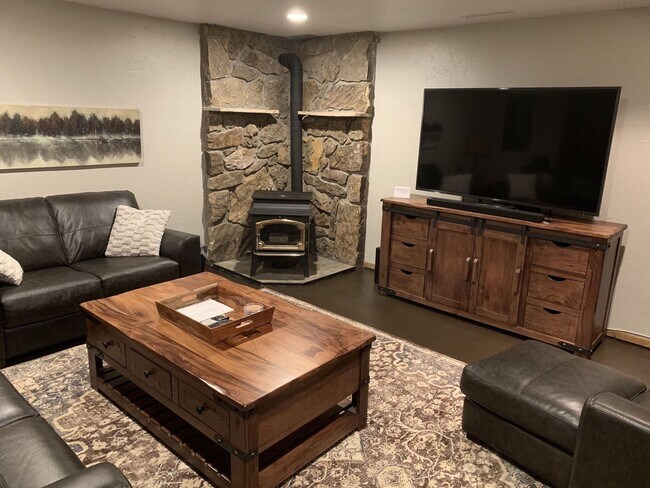 Building Photo - Peaceful 5 bdrm Mountain retreat in Woodla...