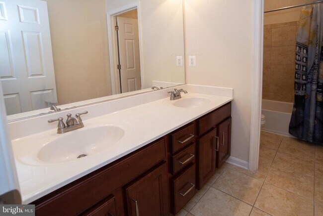 Building Photo - 20 Aster Ln