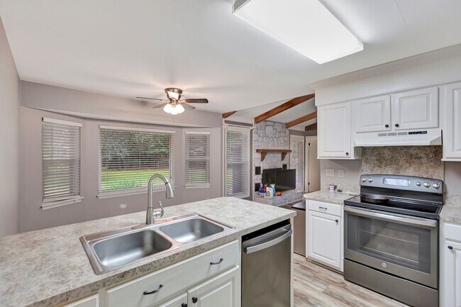 Building Photo - Charming Single-Story Home with Huge Backy...