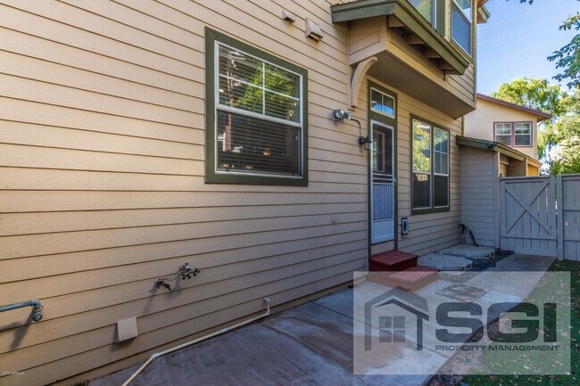 Building Photo - 942 S Ash Ave