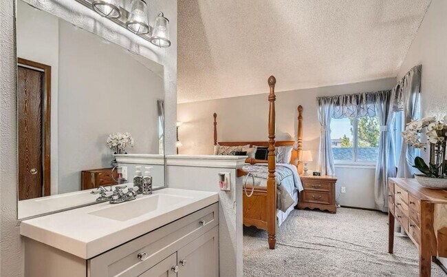 Building Photo - Incredible Tri-level home in Cherry Creek ...