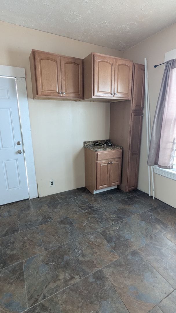 Building Photo - Discover this three-bedroom, one-bath home in Cleveland