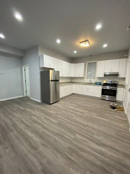 Building Photo - 2893 S Archer Ave