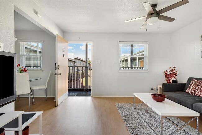 Building Photo - 2401 Manor Rd