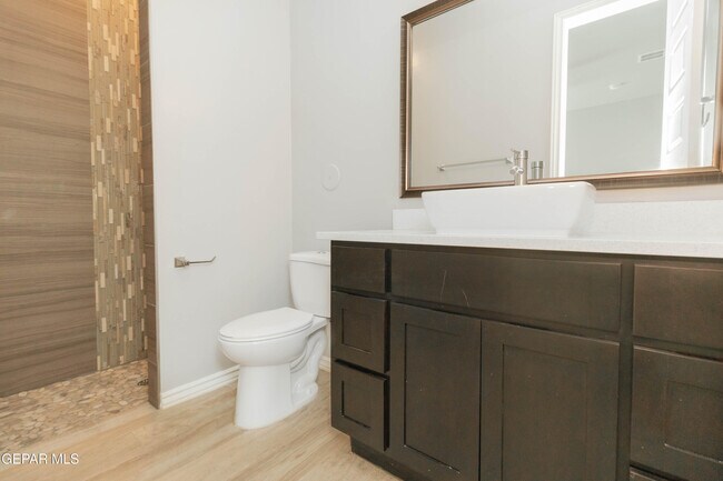 Building Photo - 864 Lemington St