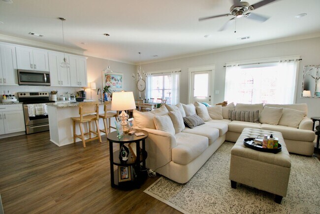 Building Photo - 3 Bed 3.5 Bath Luxury Townhome in Convenient Location!