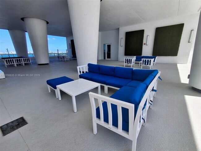 Building Photo - 1800 N Bayshore Dr