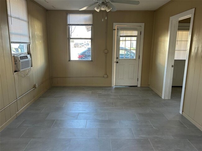 Building Photo - 906 Haysel St