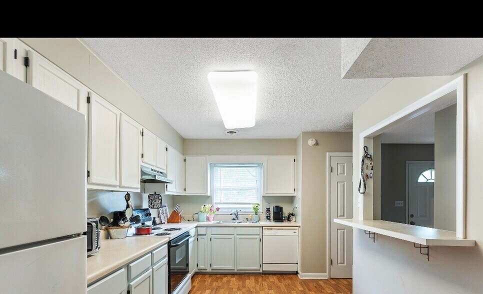 Building Photo - 4905 Pompano Ct