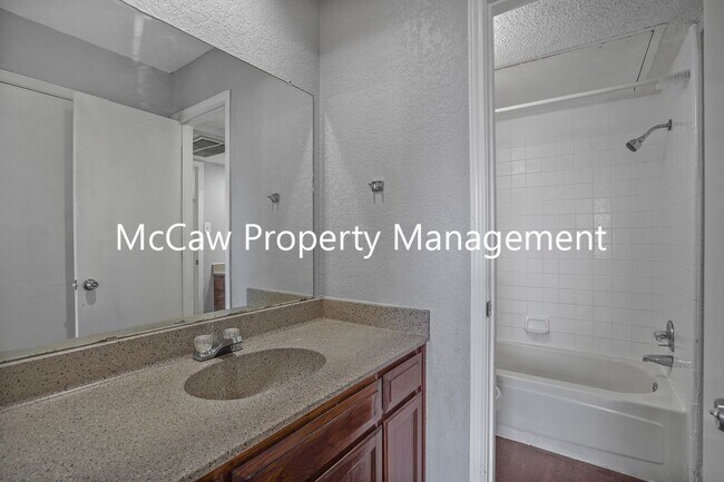 Building Photo - Spacious and Sparkling 2/1 Duplex in Fort ...