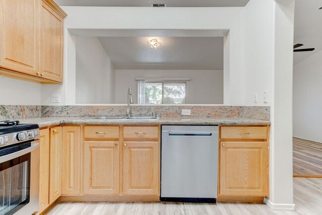 Building Photo - Beautiful 2 Bedroom Home Backing to Greenbelt