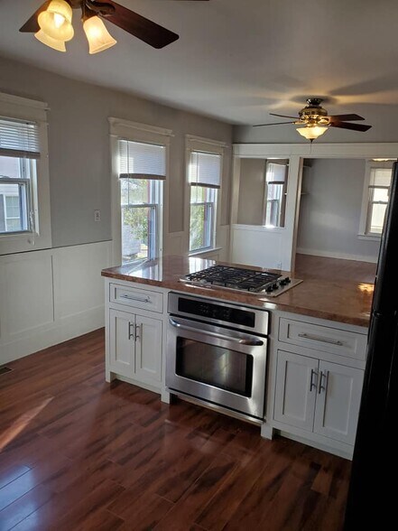 Building Photo - 11 Elm St