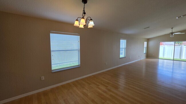 Building Photo - 4900 NE 123rd Ln
