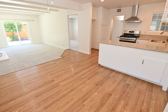 Building Photo - 5659 Lathrop Dr