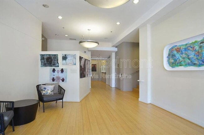 Building Photo - 563 Memorial Dr SE