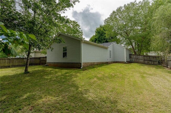 Building Photo - Three Bedroom One Bathroom For Rent