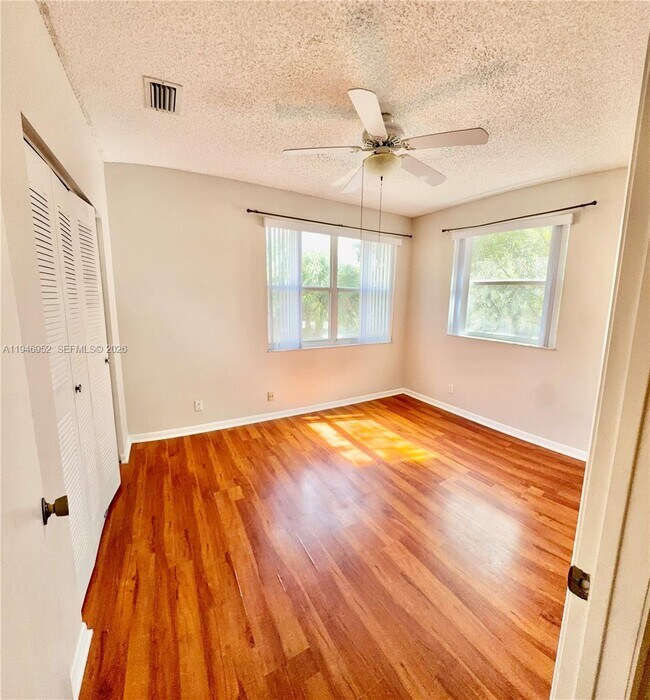 Building Photo - 549 Racquet Club Rd