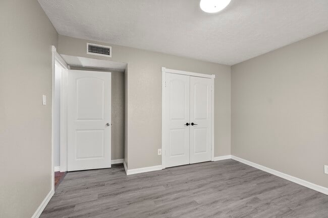 Building Photo - 8522 Scenic Green Dr