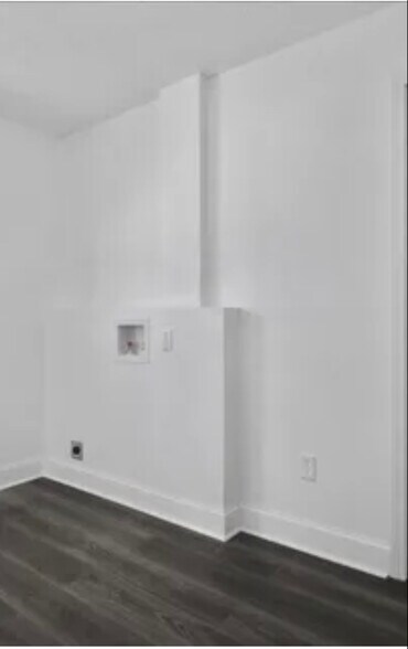 Primary Photo - 555 W North St