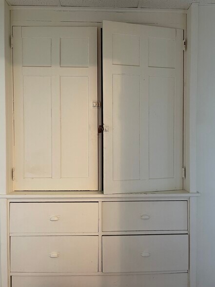 Linen closet - 319 N 4th Ave W