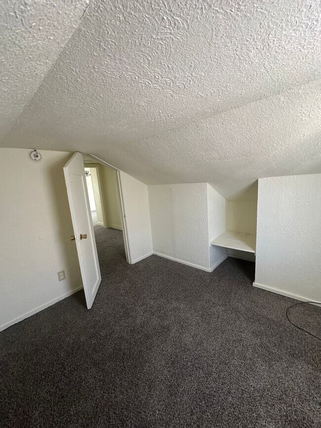 Building Photo - Spacious 4 Bedroom!