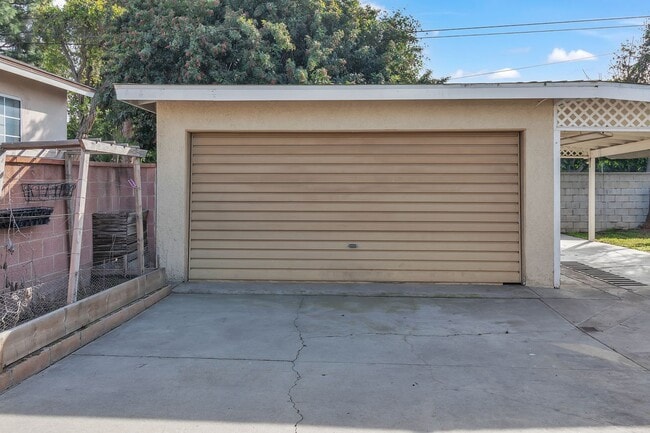 Building Photo - 6120 E Walton St