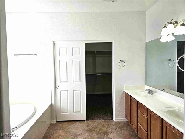 Building Photo - 2553 Chateau Clermont St