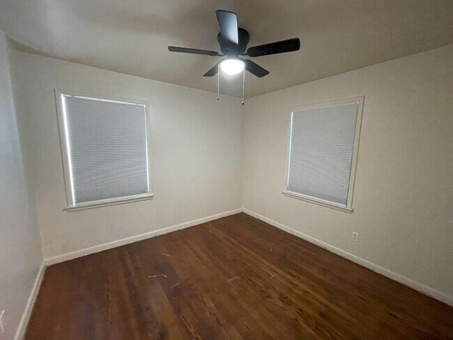 Building Photo - 2 bed 1 bath available just in Time for th...