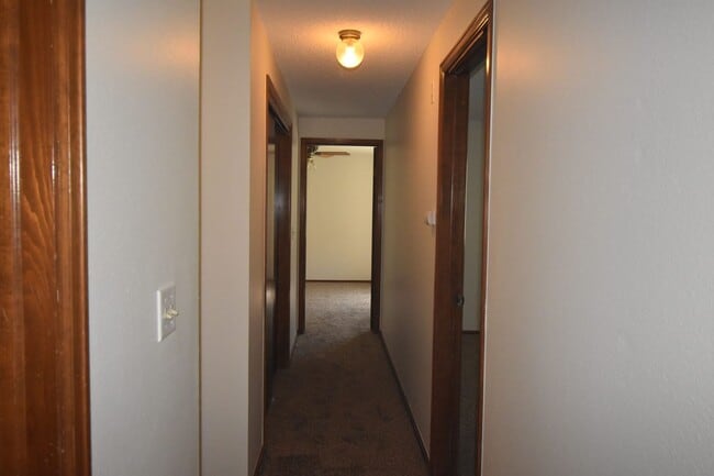 Building Photo - GREAT 3 BEDROOM/2 BATHROOM TOWNHOME WITH NEW PAINT & FLOORING. AVAILABLE 5/23.