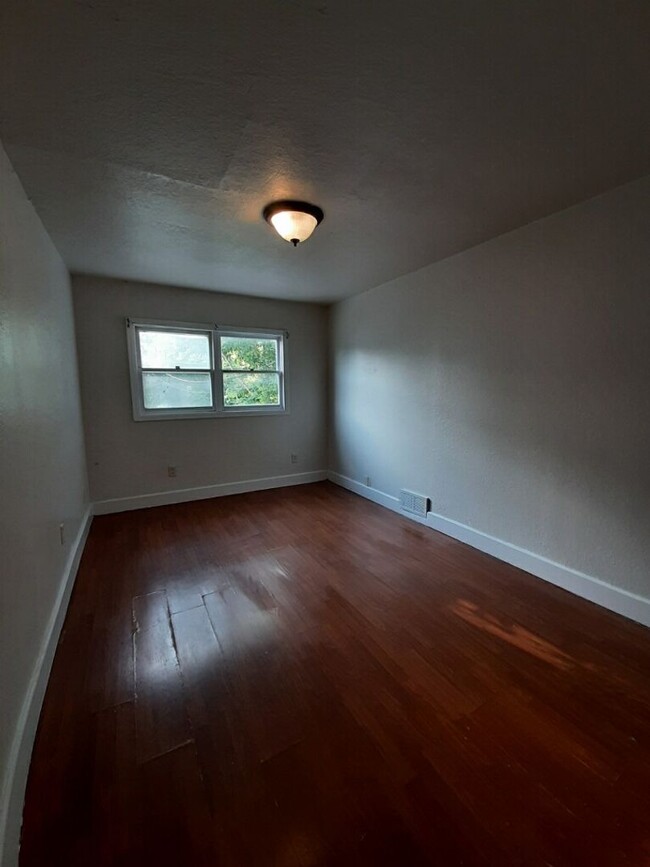 Building Photo - 3 bedroom Moline house with 2 car garage!