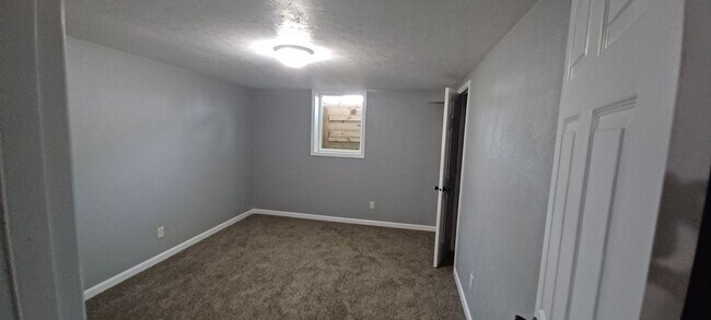 Building Photo - Lovely brick ranch in Millersburg!